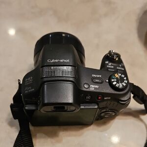 Sony Cyber-shot DSC-HX200V Digital Camera